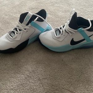 Kids basketball shoes